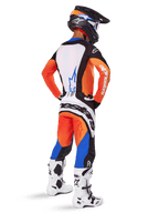 Motocross-Fahrer in der Rückansicht im Alpinestars 2025 Techstar Melt Gear Set, orange-blaues Trikot mit weißem Rückenteil und passender Hose, großes weißes Branding, schwarzer Motocross-Helm und weiße Rennstiefel.
