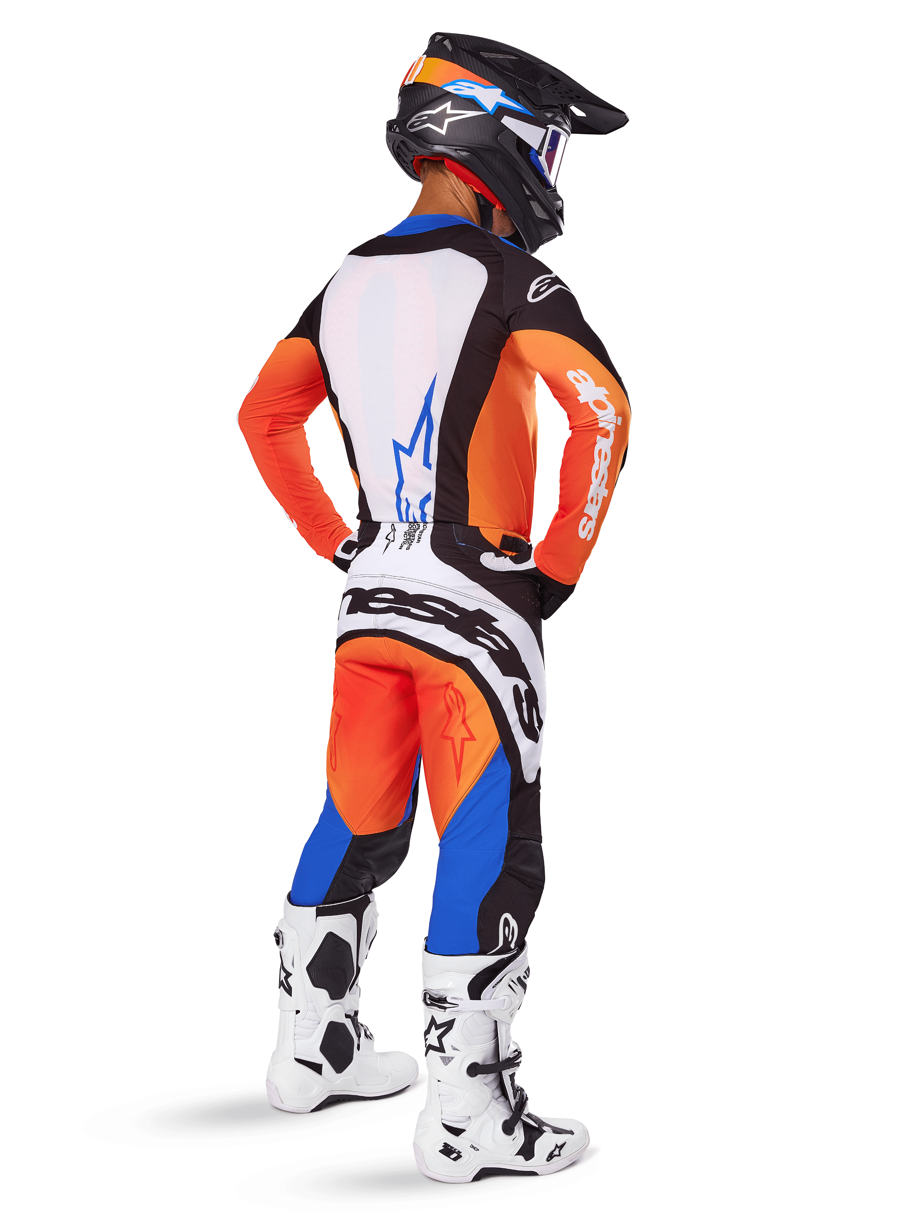 Motocross-Fahrer in der Rückansicht im Alpinestars 2025 Techstar Melt Gear Set, orange-blaues Trikot mit weißem Rückenteil und passender Hose, großes weißes Branding, schwarzer Motocross-Helm und weiße Rennstiefel.