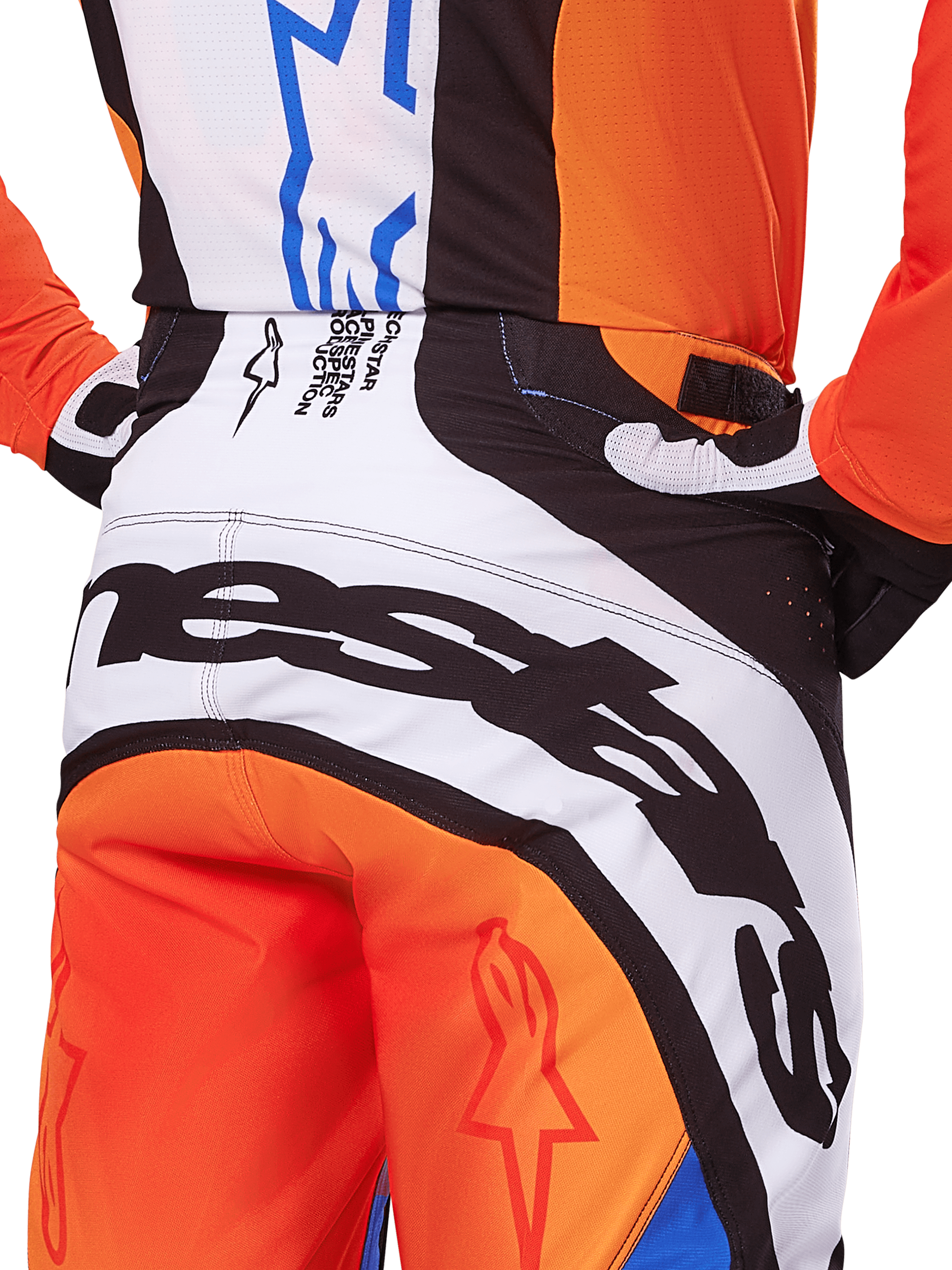 Alpinestars 2025 Techstar Melt Hose, Motocross-Hose, Orange und Blau, Nahaufnahme der Rückansicht von Gesäß und Bund, markantes schwarzes Branding auf weißem Hintergrund, orangefarbene Panels mit roten Stern-Logos, sportliche Performance-Ausrüstung für den Offroad-Rennsport