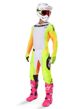 Alpinestars 2025 Techstar Melt Ausrüstungsset, komplettes Motocross-Rennoutfit, weißes Trikot mit gelben und orangefarbenen Ärmeln, neongelbe Hose, leuchtend pinke Stiefel, weißer Helm mit roter Brille, gelbe Handschuhe, lebendige farbenfrohe Rennbekleidung