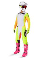 Alpinestars 2025 Techstar Melt Ausrüstungsset, komplettes Motocross-Rennoutfit, weißes Trikot mit gelben und orangefarbenen Ärmeln, neongelbe Hose, leuchtend pinke Stiefel, weißer Helm mit roter Brille, gelbe Handschuhe, lebendige farbenfrohe Rennbekleidung