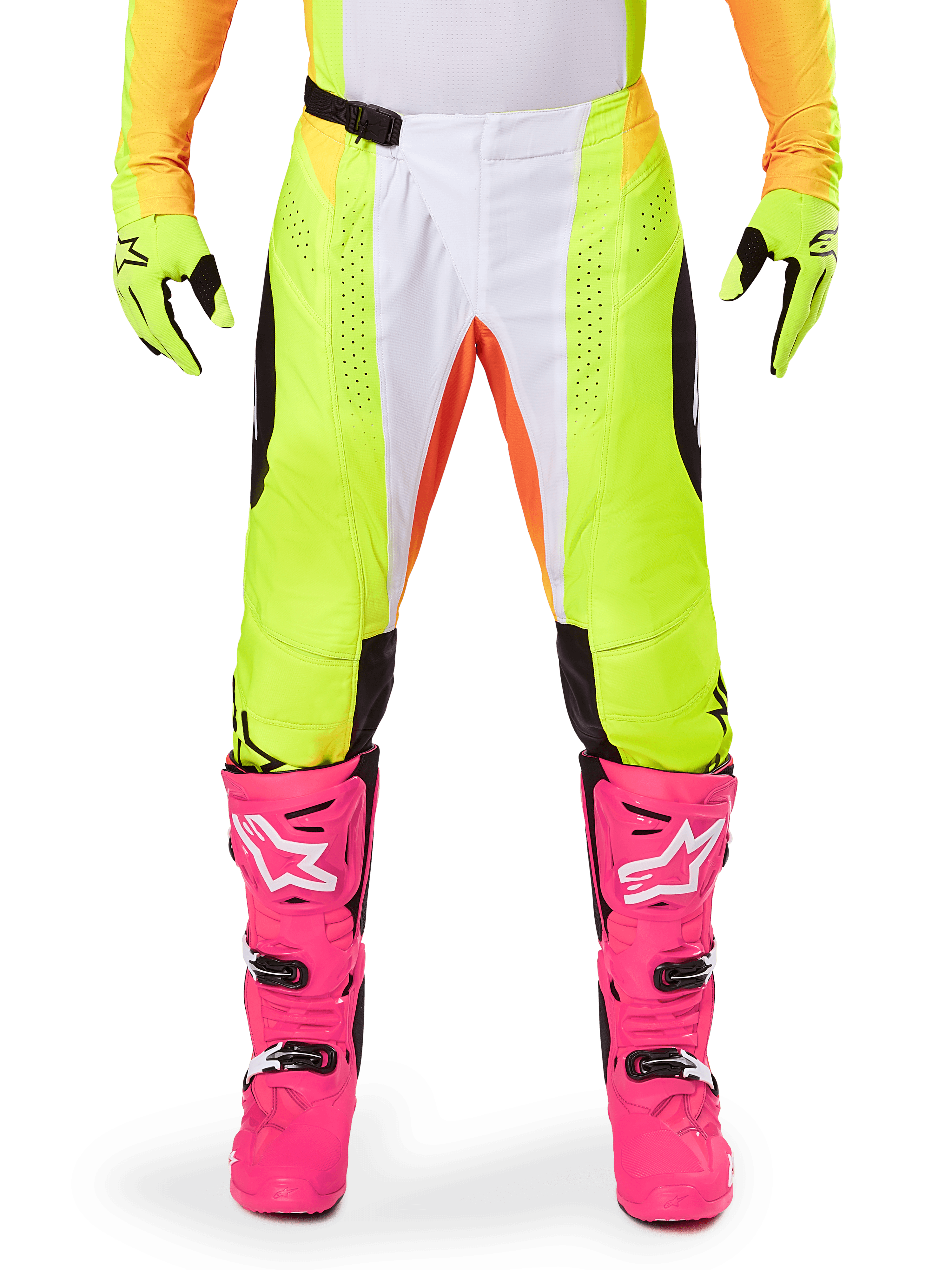Alpinestars 2025 Techstar Melt Hose, Motocross-Hose, Neongelb und Weiß mit orangefarbenen Akzenten, getragen mit passenden gelben Handschuhen und leuchtend rosa Motocross-Stiefeln, verfügt über perforierte Belüftungseinsätze und eine magnetische Taillenschnalle, Hochleistungs-Rennausrüstung.