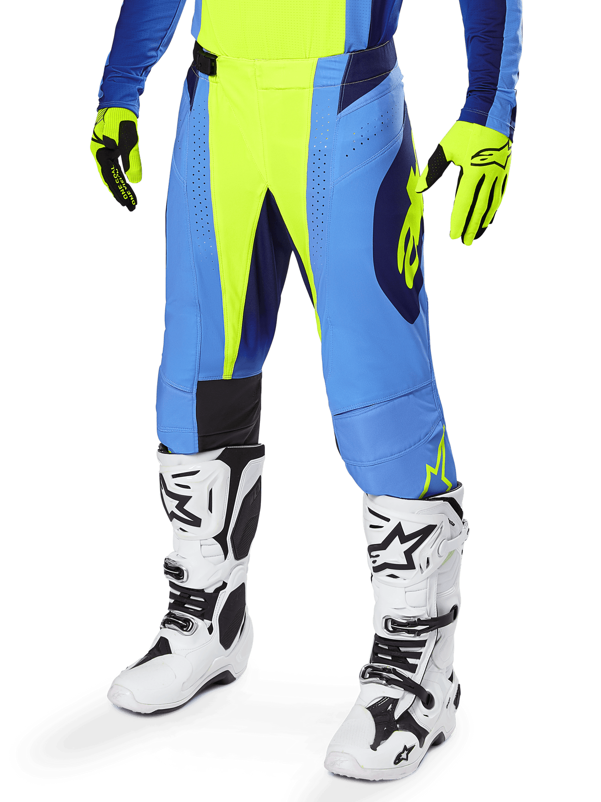 Alpinestars 2025 Techstar Melt Hose, Motocross-Hose, Gelb Fluo Blau, getragen mit passenden gelben und blauen Handschuhen und weißen Motocross-Stiefeln, mit ergonomischem Schnitt und Belüftung für erstklassige Offroad-Performance.