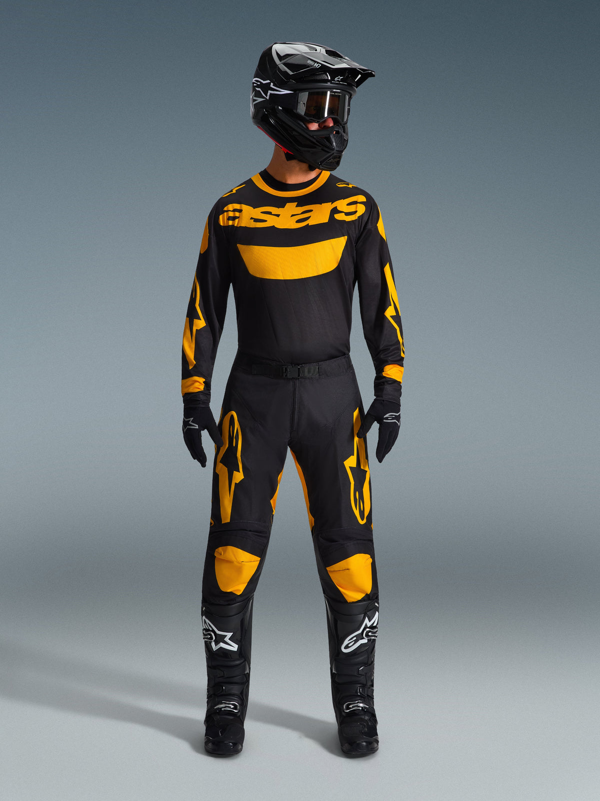 Alpinestars 2026 Racer Riway Gear Set, Motocross-Komplettausrüstung, schwarzes Jersey mit gelbem Astars-Branding, schwarze Hose mit gelben Akzenten an Knien und Oberschenkeln, passender schwarzer Helm, Brille, Handschuhe und Stiefel, professionelle Offroad-Bekleidung