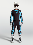Alpinestars Supertech Vesta Hose, Motocross-Hose für Herren in Schwarz und Türkis, leichte Stretch-Konstruktion am Model.