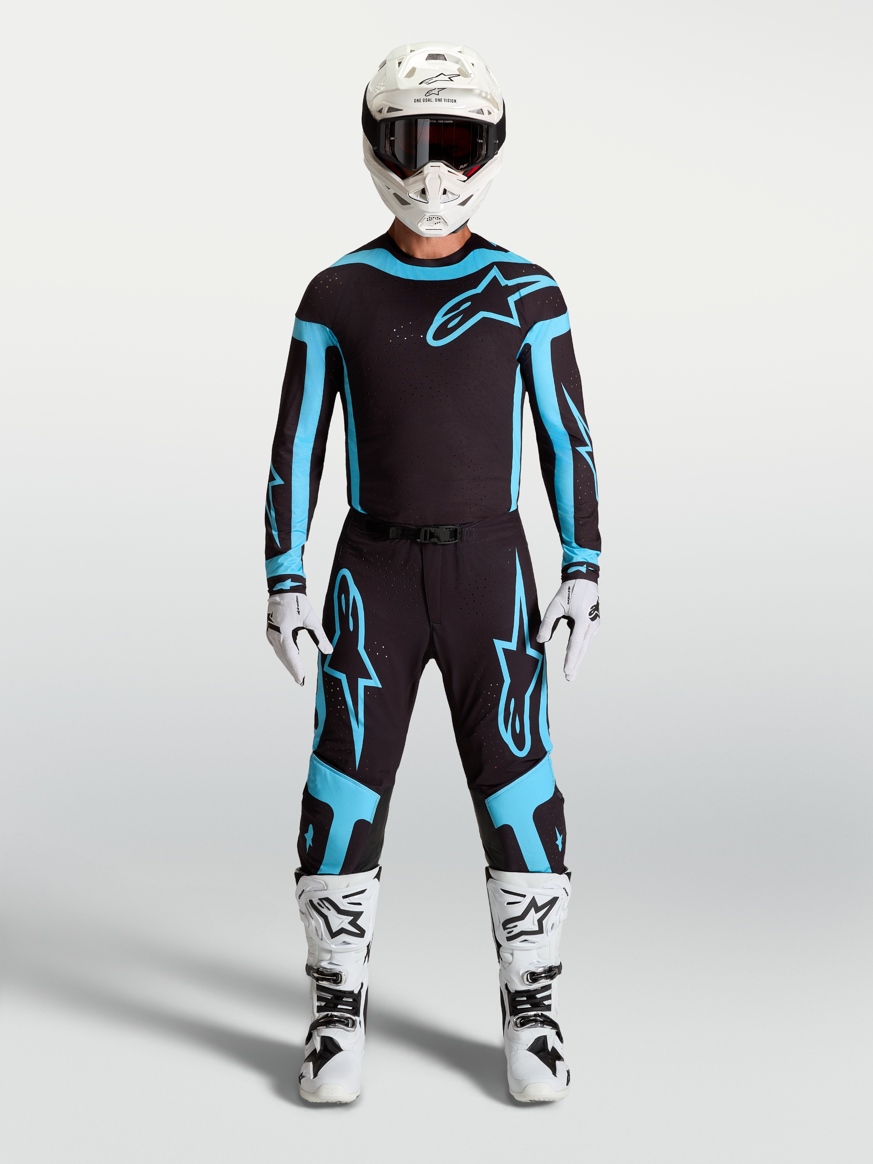 Alpinestars Supertech Vesta Hose, Motocross-Hose für Herren in Schwarz und Türkis, leichte Stretch-Konstruktion am Model.