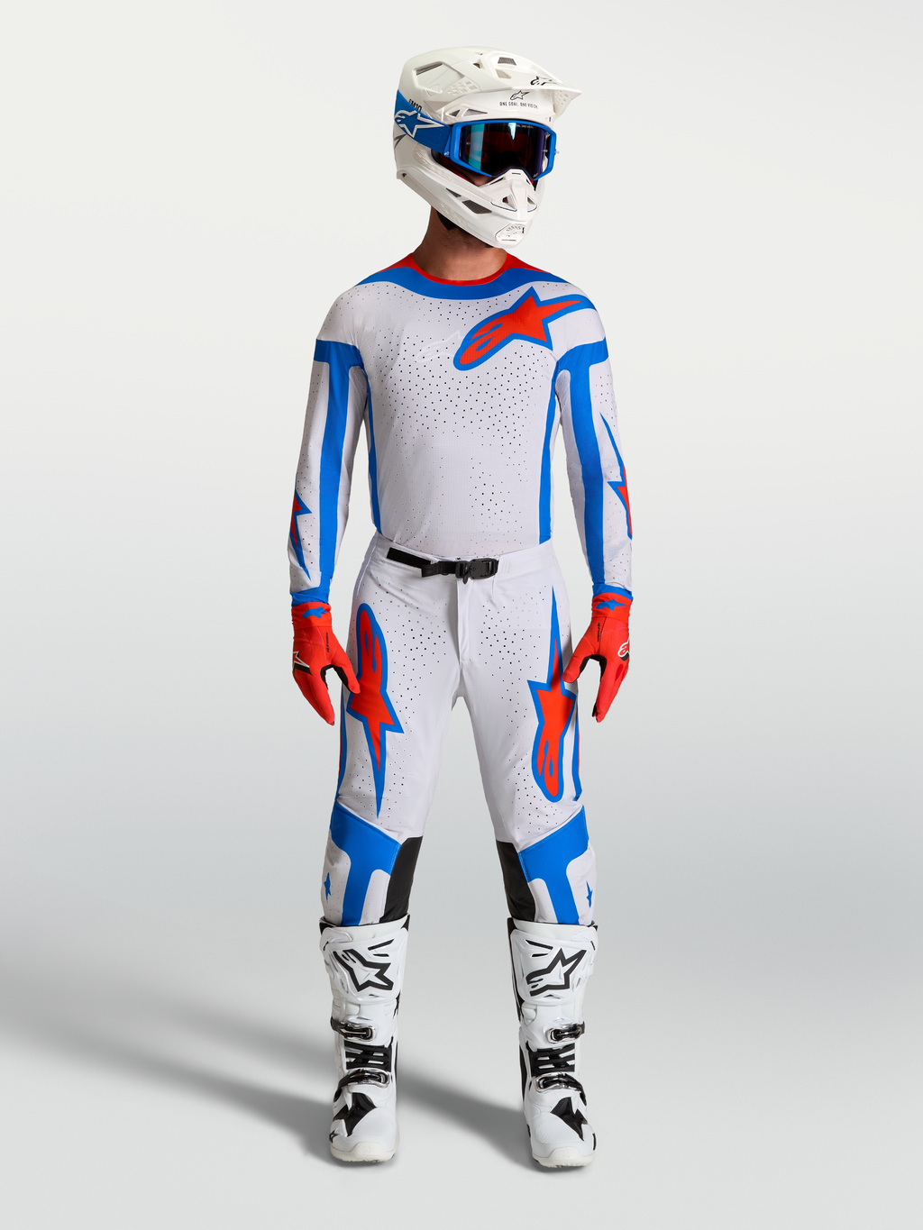 Alpinestars Supertech Vesta Motocross-Set in Helllila und Kardinalrot, bestehend aus Renntrikot, Hose und Stiefeln.
