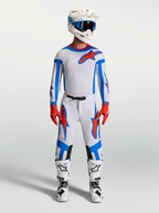 Alpinestars Supertech Vesta Motocross-Set in Helllila und Kardinalrot, bestehend aus Renntrikot, Hose und Stiefeln.