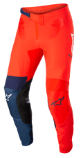 Alpinestars Supertech Blaze Hose, Motocross-Offroad-Hose, Hellrot und Dunkelblau mit weißen Akzenten, schwarze Leder-Knieeinsätze an der Innenseite, verstellbarer Ratschenverschluss am Bund, weiße und blaue Alpinestars-Logos, strapazierfähige Stretch-Konstruktion für Motocross-Rennen