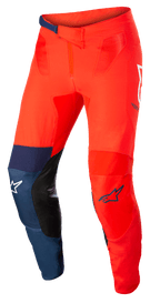 Alpinestars Supertech Blaze Hose, Motocross-Offroad-Hose, Hellrot und Dunkelblau mit weißen Akzenten, schwarze Leder-Knieeinsätze an der Innenseite, verstellbarer Ratschenverschluss am Bund, weiße und blaue Alpinestars-Logos, strapazierfähige Stretch-Konstruktion für Motocross-Rennen