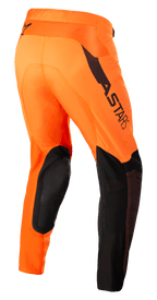 Alpinestars Supertech Blaze Hose, Motocross-Hose, Orange und Schwarz mit fluoreszierendem Gelb, Dreiviertel-Rückansicht mit schwarzen Knieverstärkungen aus Leder, ASTARS-Branding am Oberschenkel und atmungsaktiven Mesh-Einsätzen, entwickelt für professionelles Dirt-Riding.