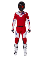 Alpinestars 2025 Racer Veil Hose und komplettes Motocross-Ausrüstungsset, Leuchtendes Rot und Weiß mit blauen Akzenten, mit passendem Trikot, schwarzem Helm mit orangefarbener Brille, weiß-schwarzen Stiefeln und roten Handschuhen, koordinierter Performance-Look für Offroad-Rennen
