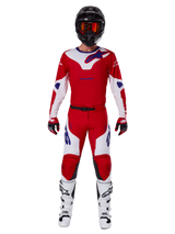 Alpinestars 2025 Racer Veil Hose und komplettes Motocross-Ausrüstungsset, Leuchtendes Rot und Weiß mit blauen Akzenten, mit passendem Trikot, schwarzem Helm mit orangefarbener Brille, weiß-schwarzen Stiefeln und roten Handschuhen, koordinierter Performance-Look für Offroad-Rennen