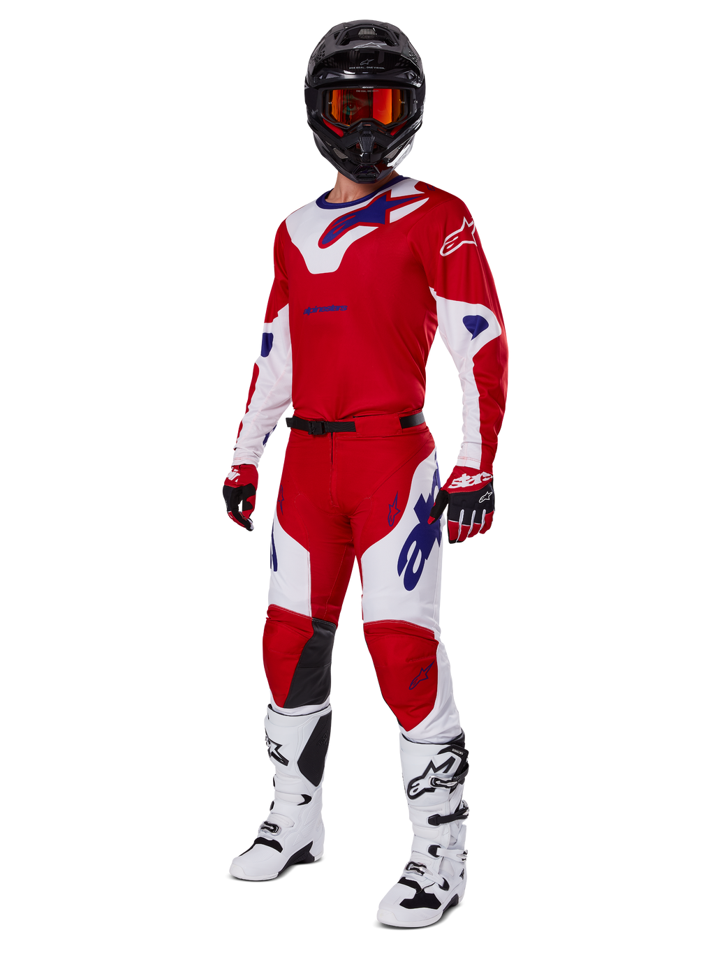 Alpinestars 2025 Racer Veil Hose, Motocross-Hose, Hellrot und Weiß, getragen als Teil einer kompletten Rennausrüstung mit passendem rot-weißen Trikot, schwarzem Helm mit oranger Brille, weißen Stiefeln und roten Handschuhen, mit auffälligen blauen Alpinestars-Logos.