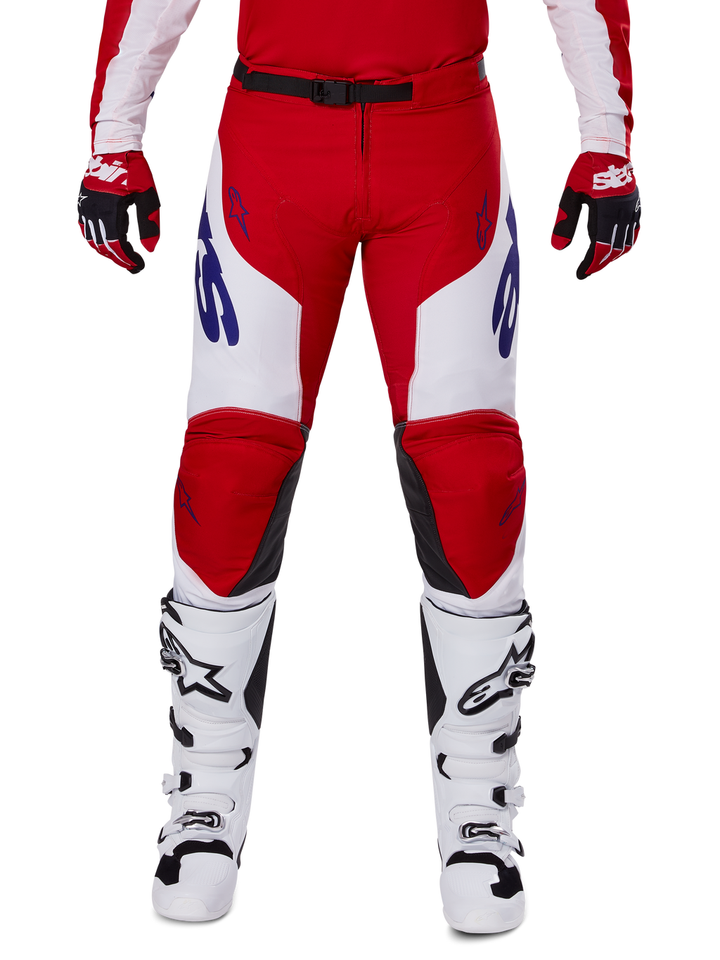 Alpinestars 2025 Racer Veil Hose, Motocross-Hose, Leuchtendes Rot und Weiß, getragen mit passenden roten Handschuhen und weißen Stiefeln, mit blauem Branding an den Oberschenkeln und einem schwarzen Taillengürtel, ergonomischer Sport-Schnitt für Performance-Fahren