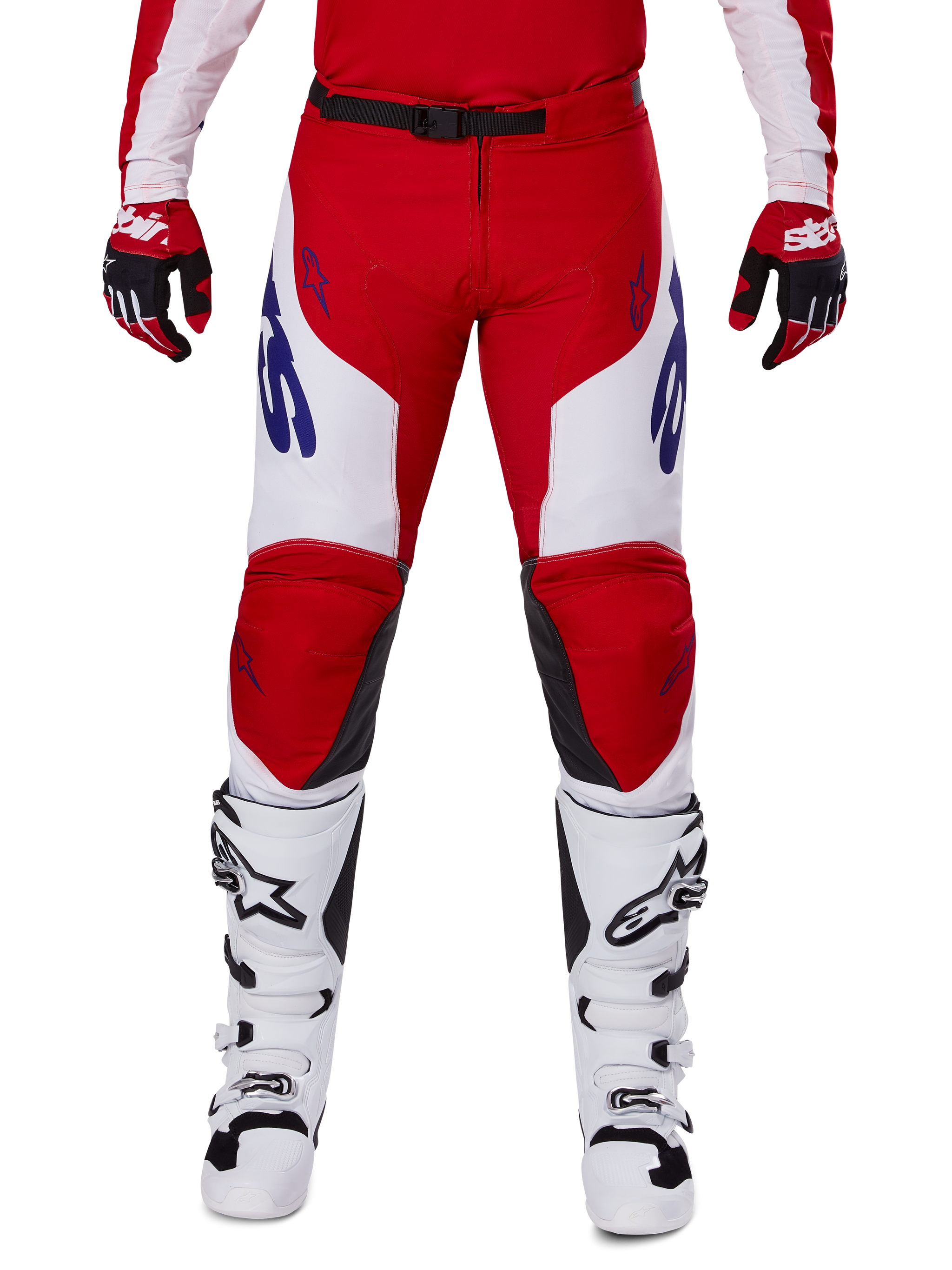 Alpinestars 2025 Racer Veil Hose, Motocross-Hose, Leuchtendes Rot und Weiß, getragen mit passenden roten Handschuhen und weißen Stiefeln, mit blauem Branding an den Oberschenkeln und einem schwarzen Taillengürtel, ergonomischer Sport-Schnitt für Performance-Fahren