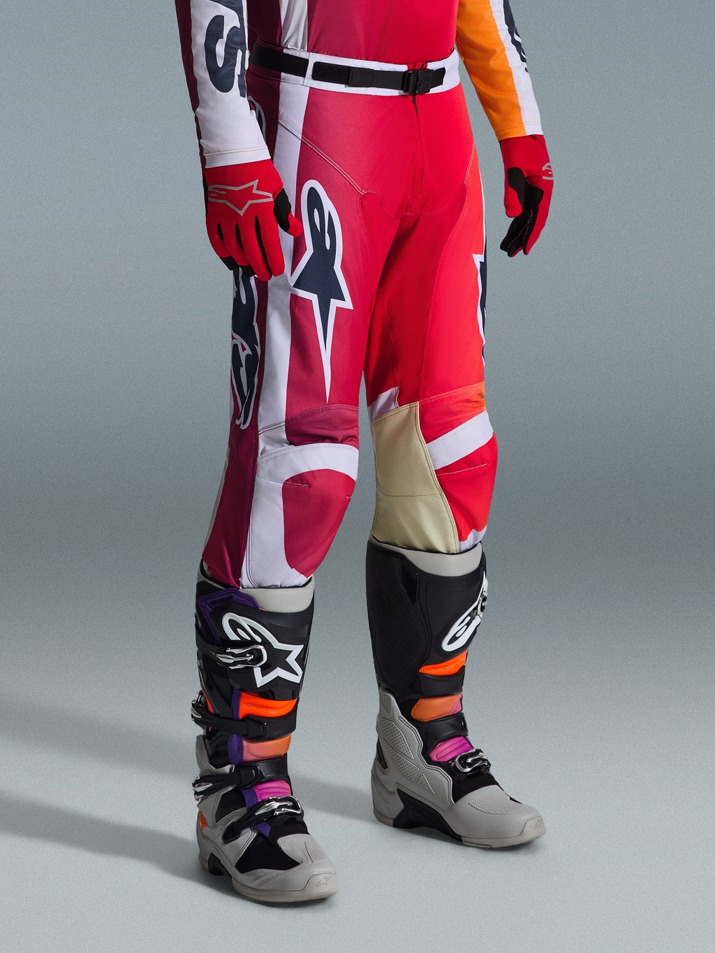 Alpinestars 2026 Racer Portl Hose, Motocross-Hose, Rot, Hellgrau und Dunkelgrau, kombiniert mit passenden roten Handschuhen und mehrfarbigen Motocross-Stiefeln, mit auffälligen Alpinestars-Logos und verstärkten Einsätzen für den Offroad-Rennsport.