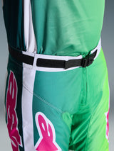 Alpinestars 2026 Racer Portl Hose, Motocross-Hose, Grün, Weiß und Schwarz mit rosa Logo-Akzenten, Nahaufnahme der Taille mit der magnetischen SX2-Schnalle und verstellbarem Verschluss, strapazierfähige Ausrüstung für den Offroad-Rennsport
