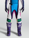 Alpinestars Techstar Maven Hose, Blau und Weiß mit pinken Akzenten, Motocross-Hose in 3D-Babel-Kniekonstruktion, On-Model-Vorderansicht.
