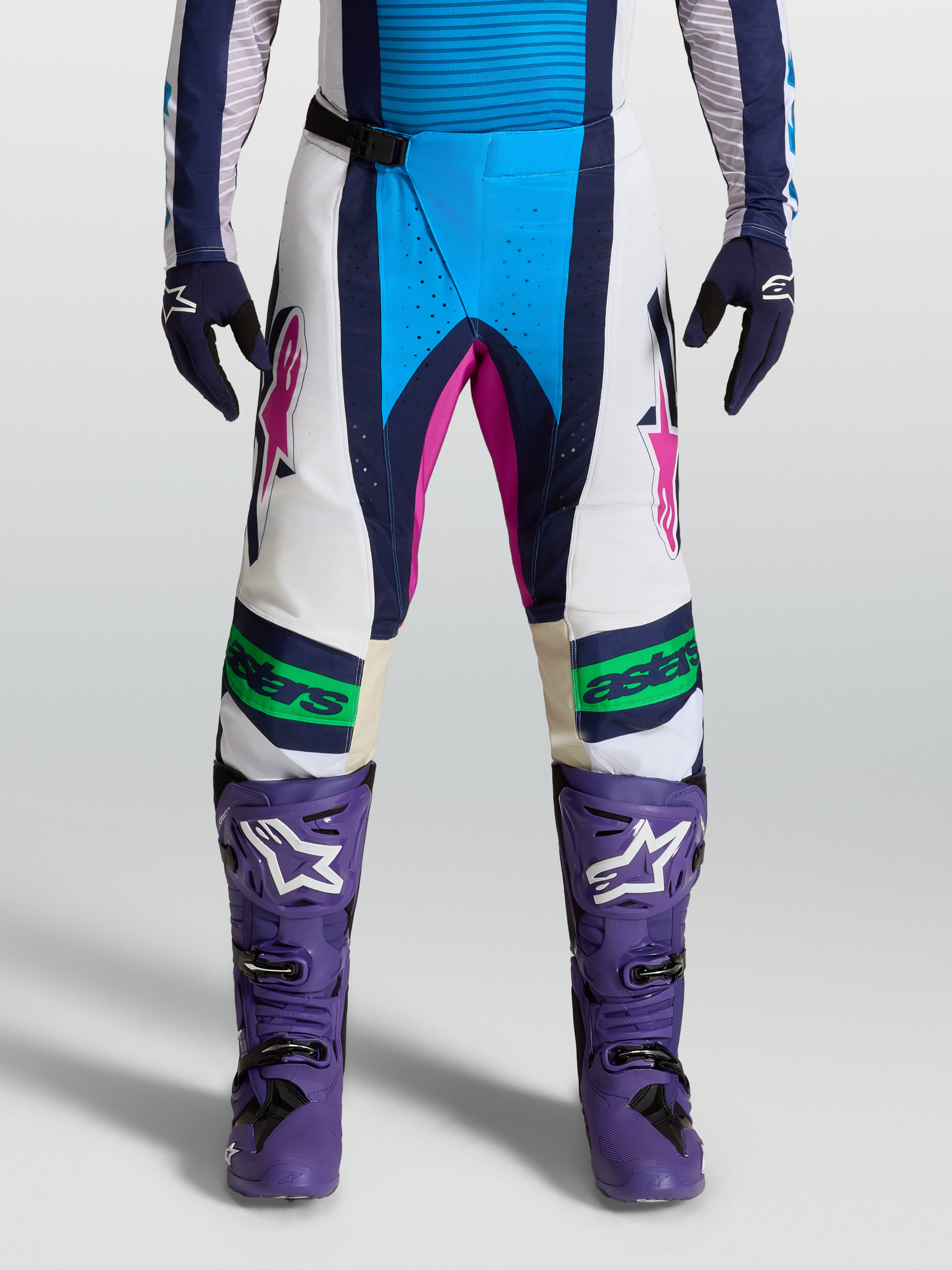 Alpinestars Techstar Maven Hose, Blau und Weiß mit pinken Akzenten, Motocross-Hose in 3D-Babel-Kniekonstruktion, On-Model-Vorderansicht.