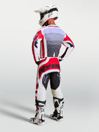 Alpinestars Techstar Maven Hose, Herren-Motocross-Rennhose in Rot und Weiß, Rückansicht am Fahrer mit passendem Trikot.