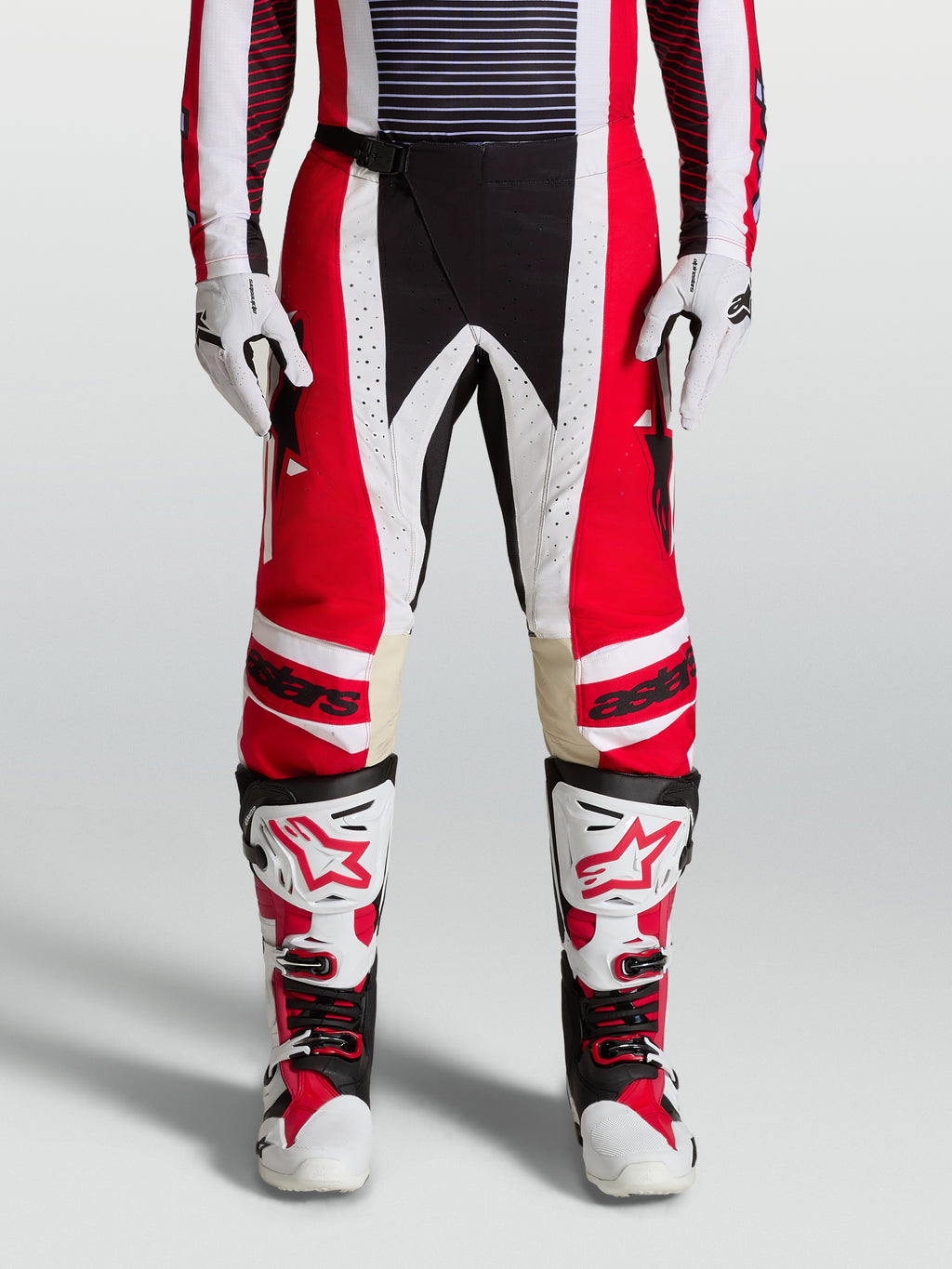 Alpinestars Techstar Maven Hose, Motocross-Rennhose in Rot und Weiß, athletische Passform mit Leder-Knieverstärkung.