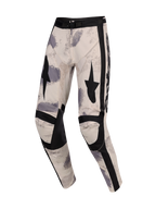 Alpinestars 2026 Racer Lahnd Hose, Motocross-Hose, Sand Camo, cremeweiße Basis mit grauen und schwarzen Pinselstrich-Mustern, schwarze Stern-Grafiken auf den Oberschenkeln, verstärkte schwarze Kniepaneele und verstellbare Taillenschnalle, ergonomisches Offroad-Renndesign