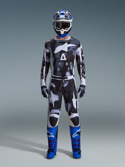 Alpinestars 2026 Racer Lahnd Gear Set, Motocross-Outfit, Schwarz und Weiß mit abstraktem Iron Camo-Muster, kombiniert mit blau-weißem Helm und leuchtend blauen Stiefeln, komplette Rennausrüstung für Offroad-Performance