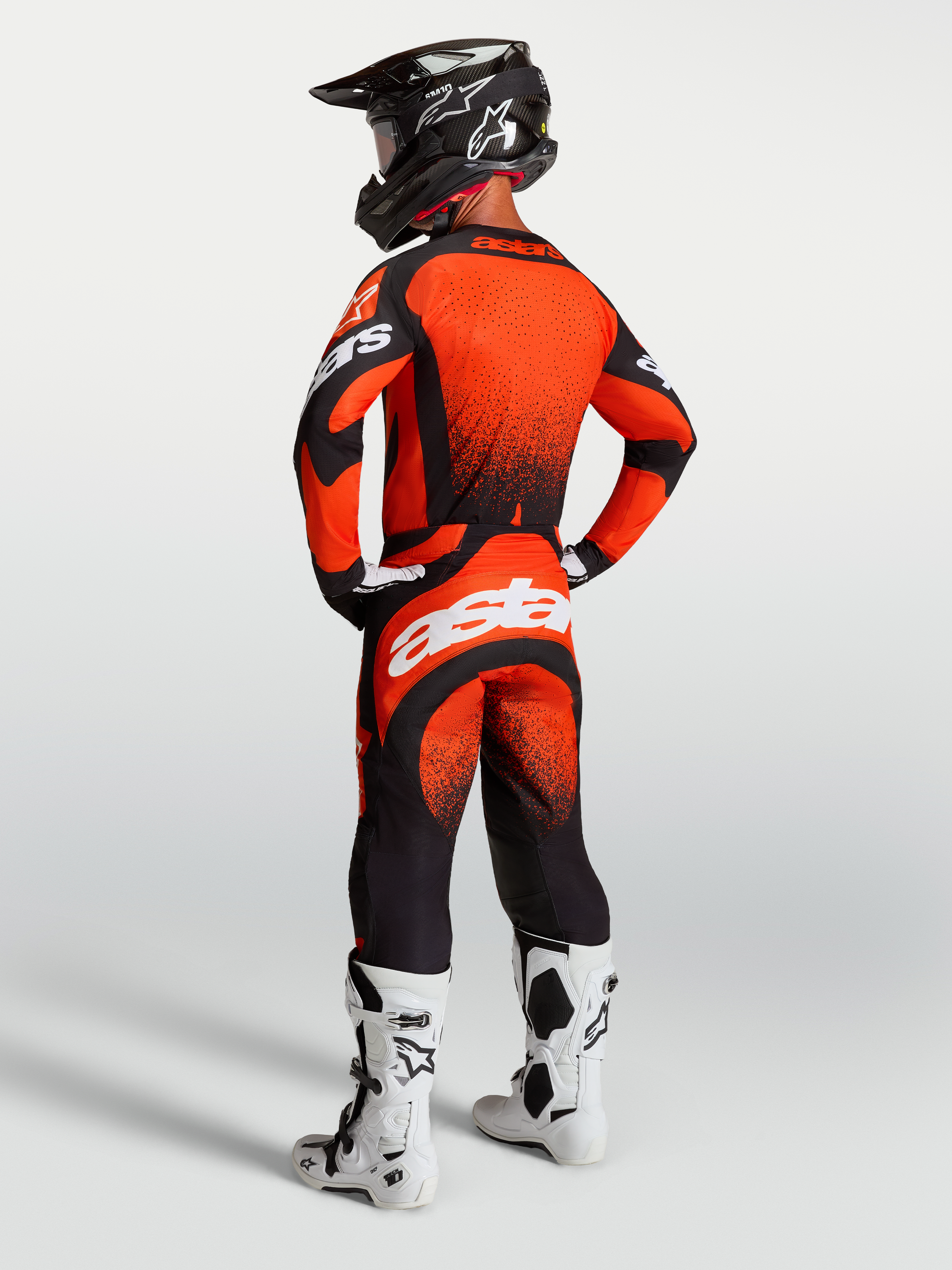 Alpinestars Techstar Swan Hose und Trikot, Motocross-Rennausrüstung in Rot und Schwarz, Rückansicht mit weißem Logo.