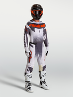 Alpinestars Techstar Swan Motocross-Set für Herren, Trikot und Hose in Helllila und Leuchtrot mit weißen Stiefeln.