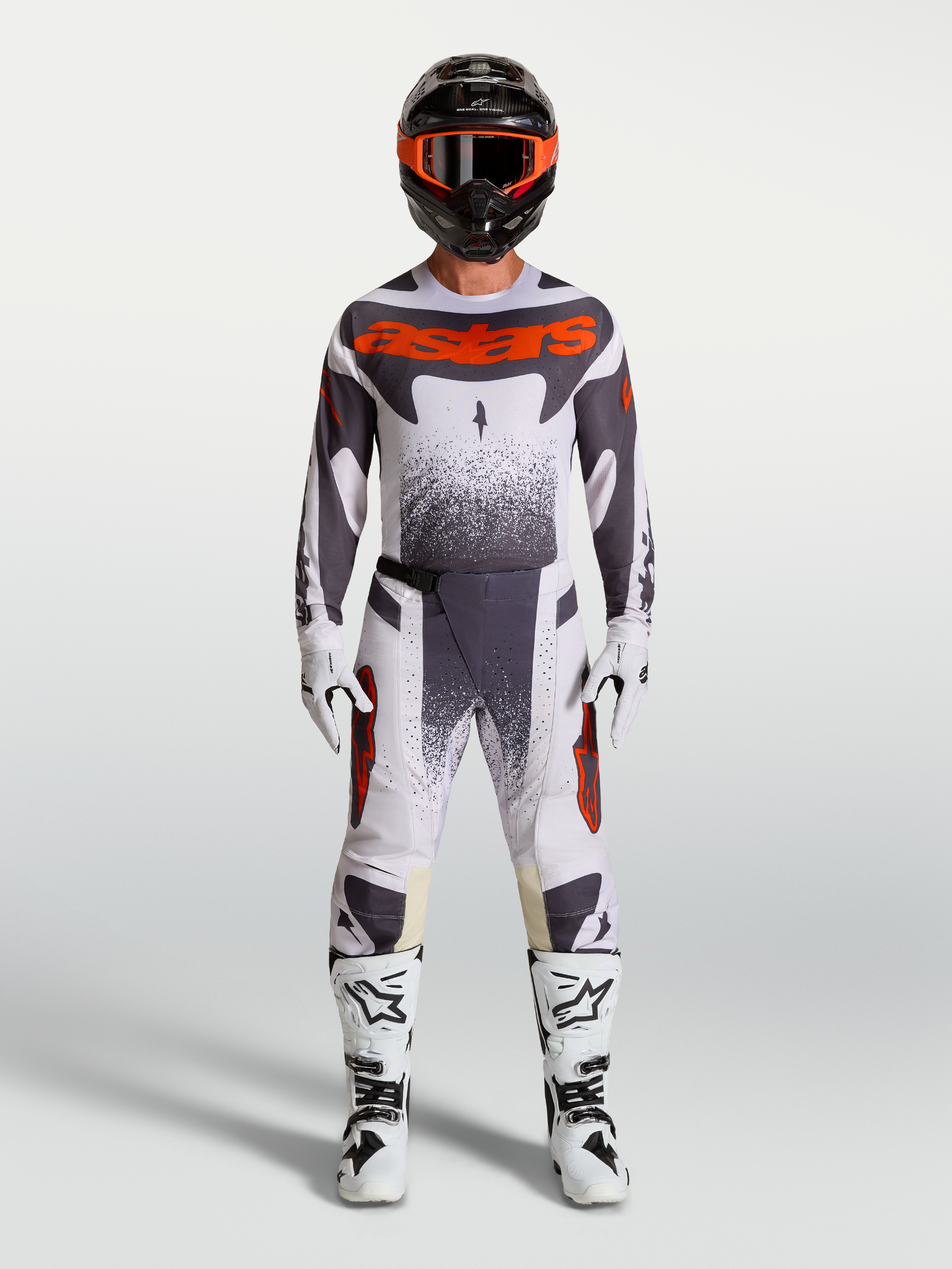 Alpinestars Techstar Swan Hose, Herren-Motocross-Set in Helllila, Dunkelgrau und Leuchtrot mit weißen Motorradstiefeln.