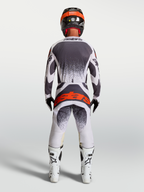 Alpinestars Techstar Swan Hose, Motocrosshose für Herren, Rückansicht in Helllila und Dunkelgrau mit fluoreszierendem Rot, ergonomischer Rennschnitt, Teil einer kompletten Motocross-Rennausrüstung.