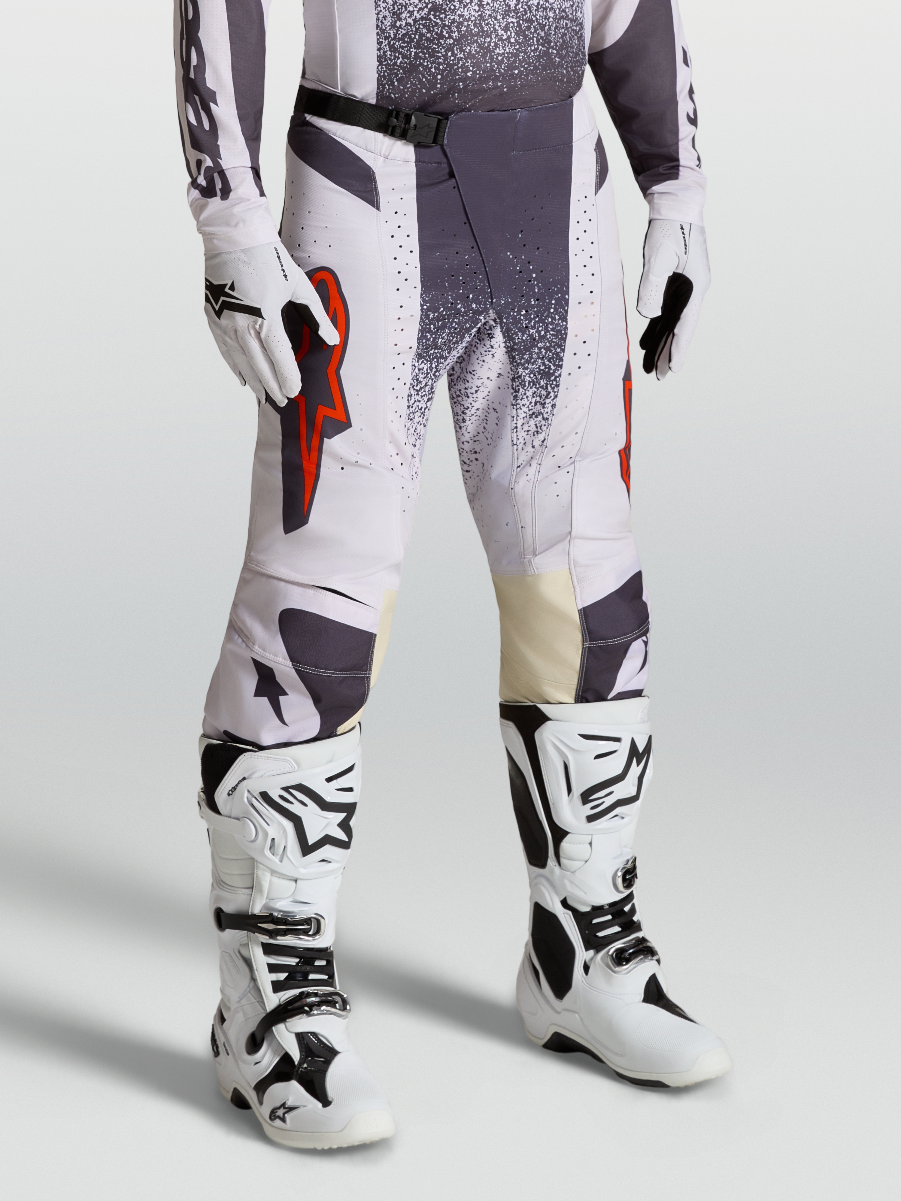 Alpinestars Techstar Swan Hose, Motocross-Hose für Herren, Hellviolett und Dunkelgrau mit roten Akzenten, On-Model-Foto mit Handschuhen und Stiefeln