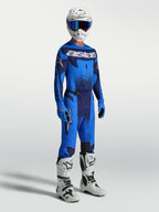 Alpinestars Techstar Swan Hose, Motocross-Hose für Herren in Blau und Dunkelblau, mit Trikot und weißen Rennstiefeln.