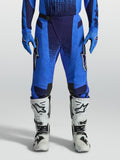 Alpinestars Techstar Swan Hose, blaue Motocross-Hose für Herren mit perforierten Stretch-Einsätzen und weißen Stiefeln.