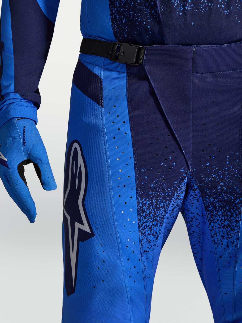 Alpinestars Techstar Swan Hose, blaue Motocross-Hose für Herren, mit Magnetschnalle und laserperforierter Belüftung.