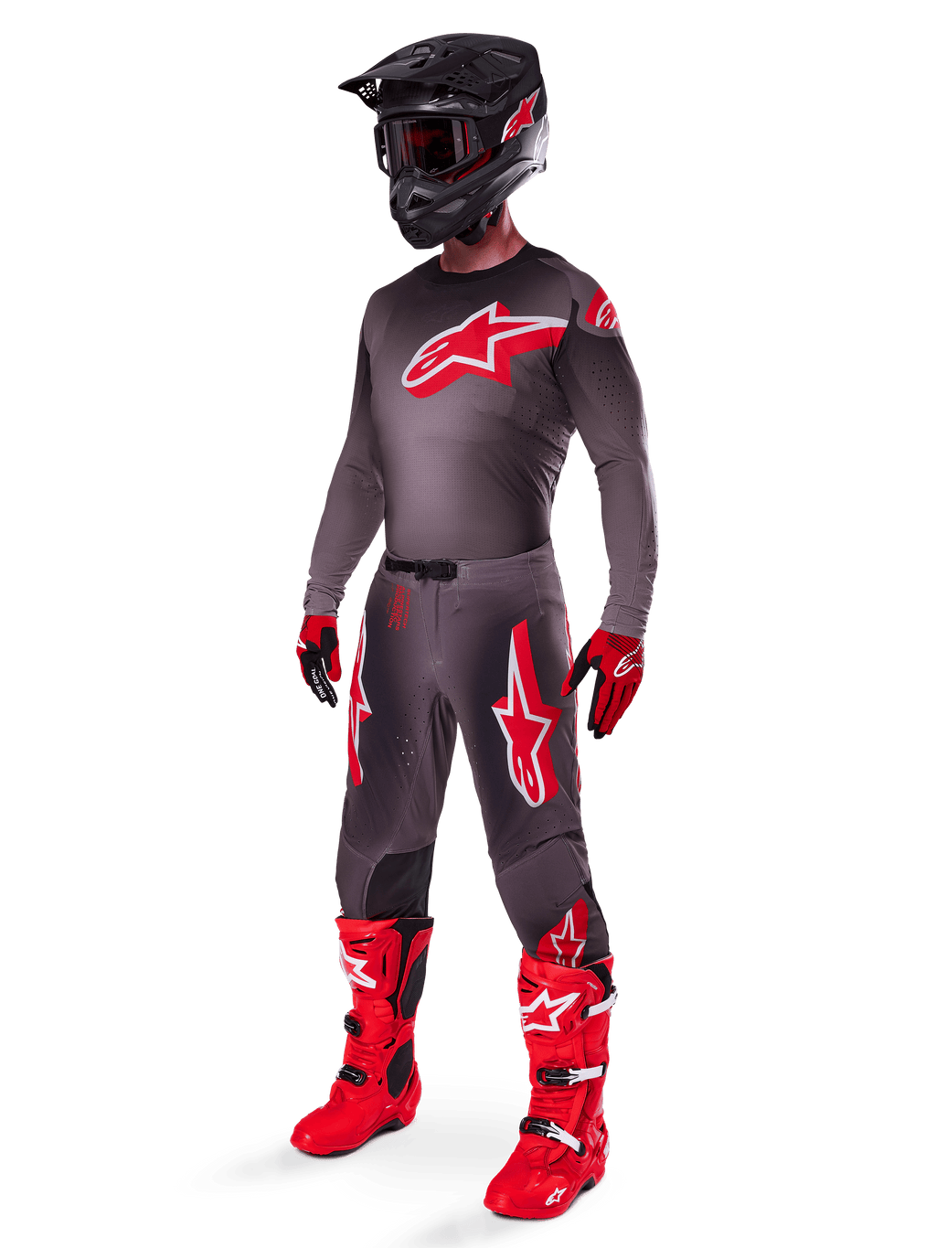Alpinestars 2025 Supertech Lipan Hose, Motocross-Hose, Smoke Bright Red, dunkelgraue Basis mit großen roten Alpinestars-Logos auf den Oberschenkeln, getragen mit passendem Trikot, schwarzem Helm, rot-schwarzen Handschuhen und leuchtend roten Stiefeln, koordiniertes Pro-Level-Motocross-Outfit
