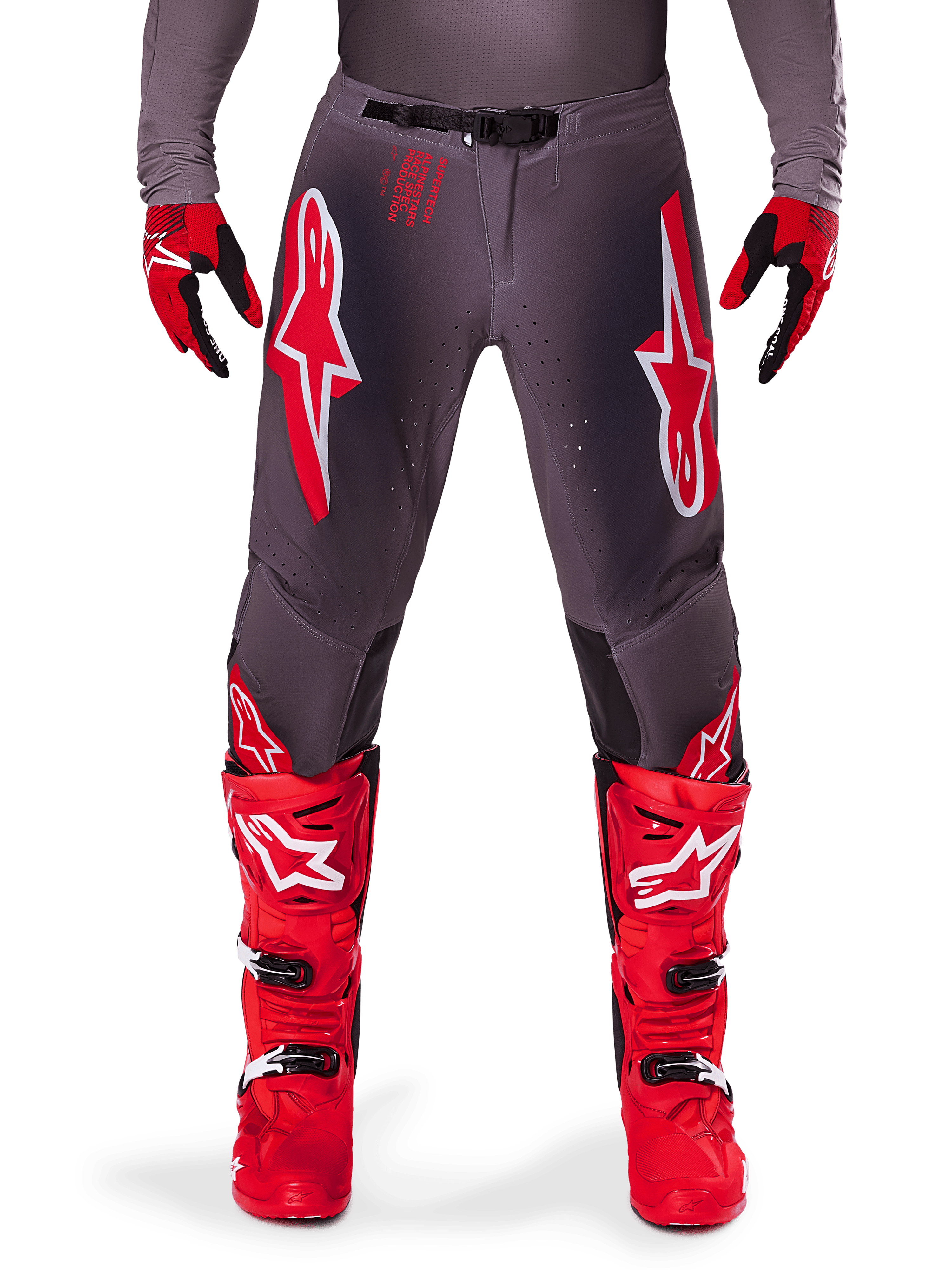 Alpinestars 2025 Supertech Lipan Hose, Motocross-Hose, Smoke Bright Red, graues Design mit markanten roten und weißen Logos, kombiniert mit roten Rennstiefeln und Handschuhen, perforierte Belüftung, Hochleistungs-Offroad-Ausrüstung