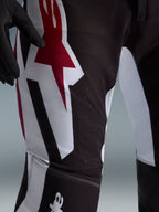 Alpinestars 2026 Supertech AFD Vista Hose, Motocross-Hose, Schwarz, Rot und Weiß, Nahaufnahme des Oberschenkels mit großem rot-weißem Astars-Logo und lasergeschnittenen Perforationen zur Belüftung.