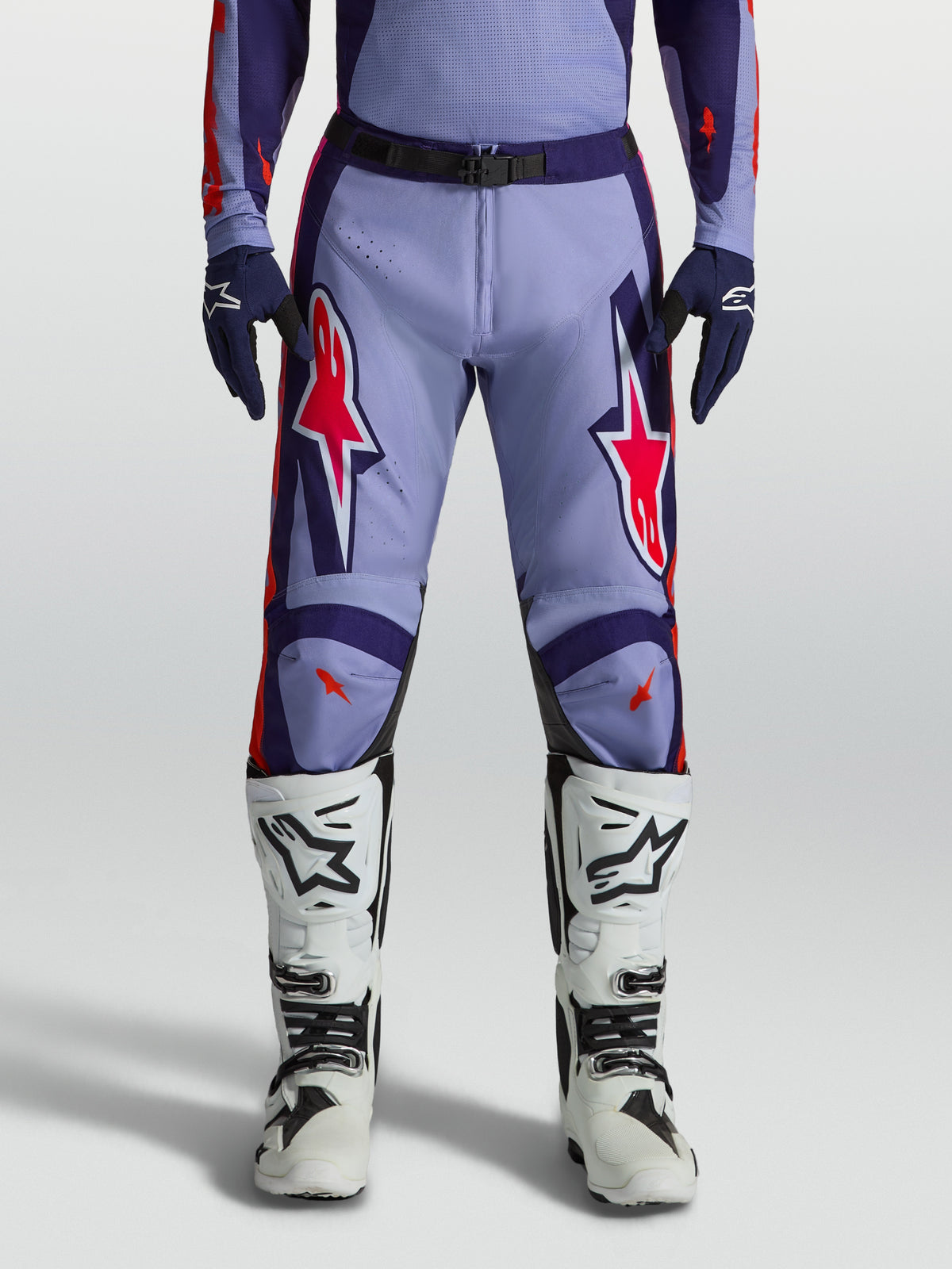 Alpinestars Racer Air Hunt Motocrosshose für Herren, Hellviolett und Dunkellila, pinke Fluo-Akzente, weiße Stiefel.