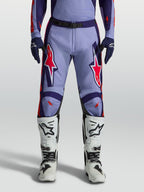 Alpinestars Racer Air Hunt Motocrosshose für Herren, Hellviolett und Dunkellila, pinke Fluo-Akzente, weiße Stiefel.