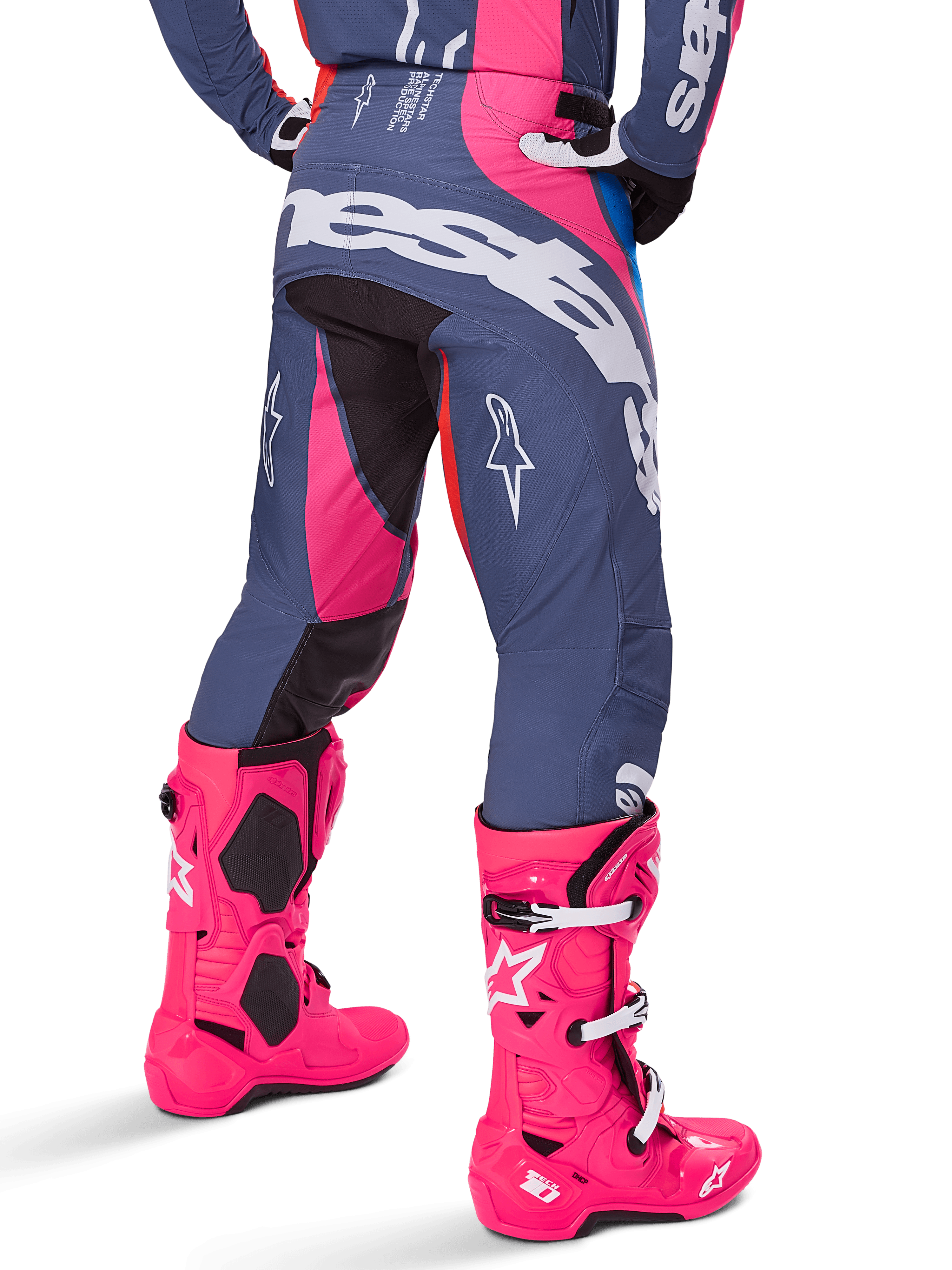 Alpinestars 2025 Techstar Dreem Hose, Motocross-Hose, Grau und leuchtendes Pink, getragen mit passenden pinkfarbenen Stiefeln, mit großem weißem Alpinestars-Branding am Gesäß und Stern-Logos an den Beinen, strapazierfähige athletische Passform für Offroad-Performance