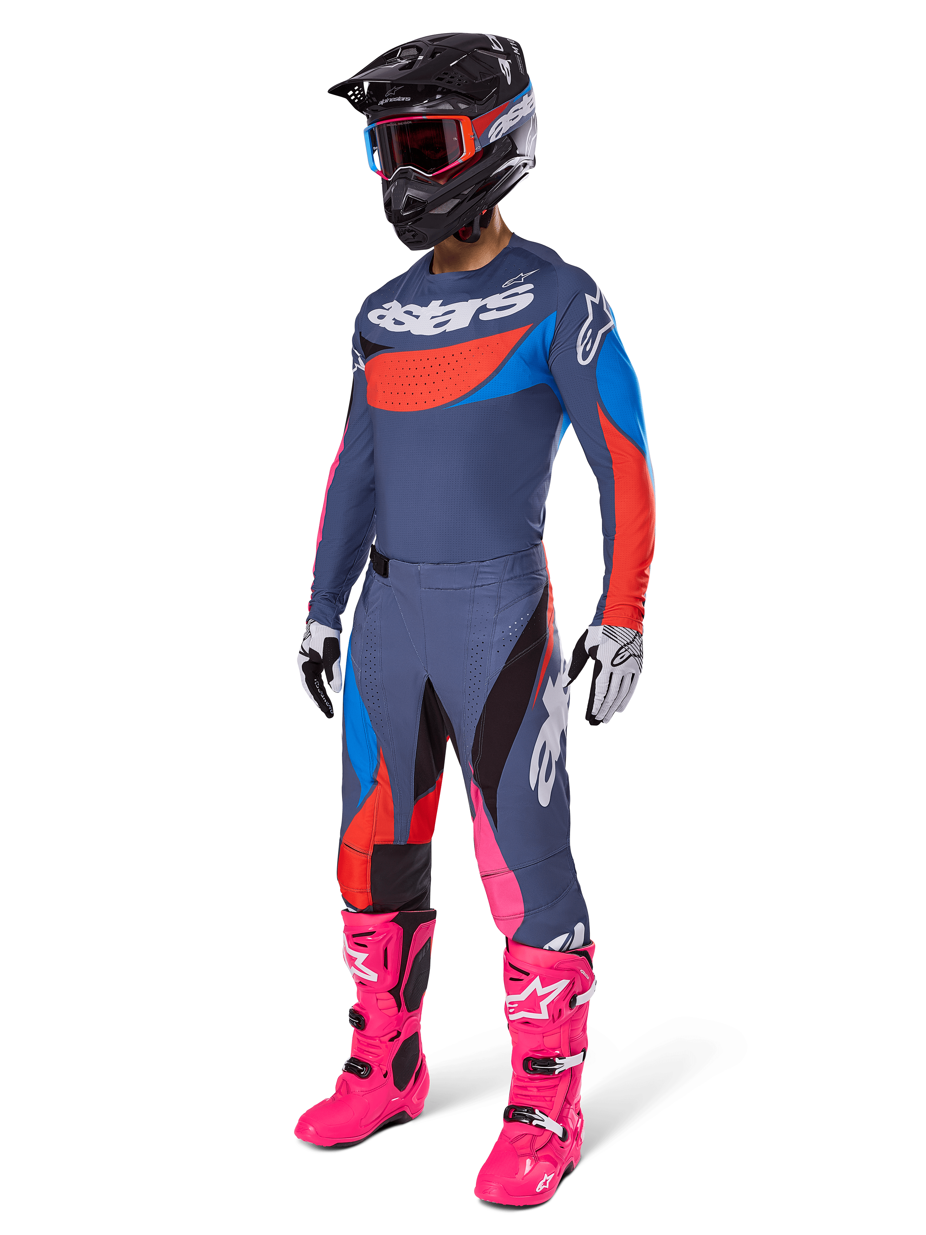 Alpinestars 2025 Techstar Dreem Hose, Motocross-Hose, Grau Multicolor mit blauen, roten und pinkfarbenen Akzenten, getragen mit passendem Trikot und leuchtend pinkfarbenen Stiefeln, mit schwarzem Helm und weißen Handschuhen, komplette Ausrüstung für Offroad-Rennsport