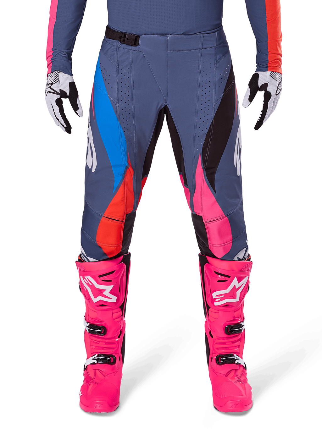 Alpinestars 2025 Techstar Dreem Hose, Motocross-Hose, Grau Mehrfarbig mit blauen, pinken und orangefarbenen Akzenten, getragen mit leuchtend pinken Stiefeln und weiß-schwarzen Handschuhen, mit lasergeschnittenen Perforationen an den Oberschenkeln und einer magnetischen Taillenschnalle, athletische Race-Fit-Ausrüstung für Offroad-Wettbewerbe