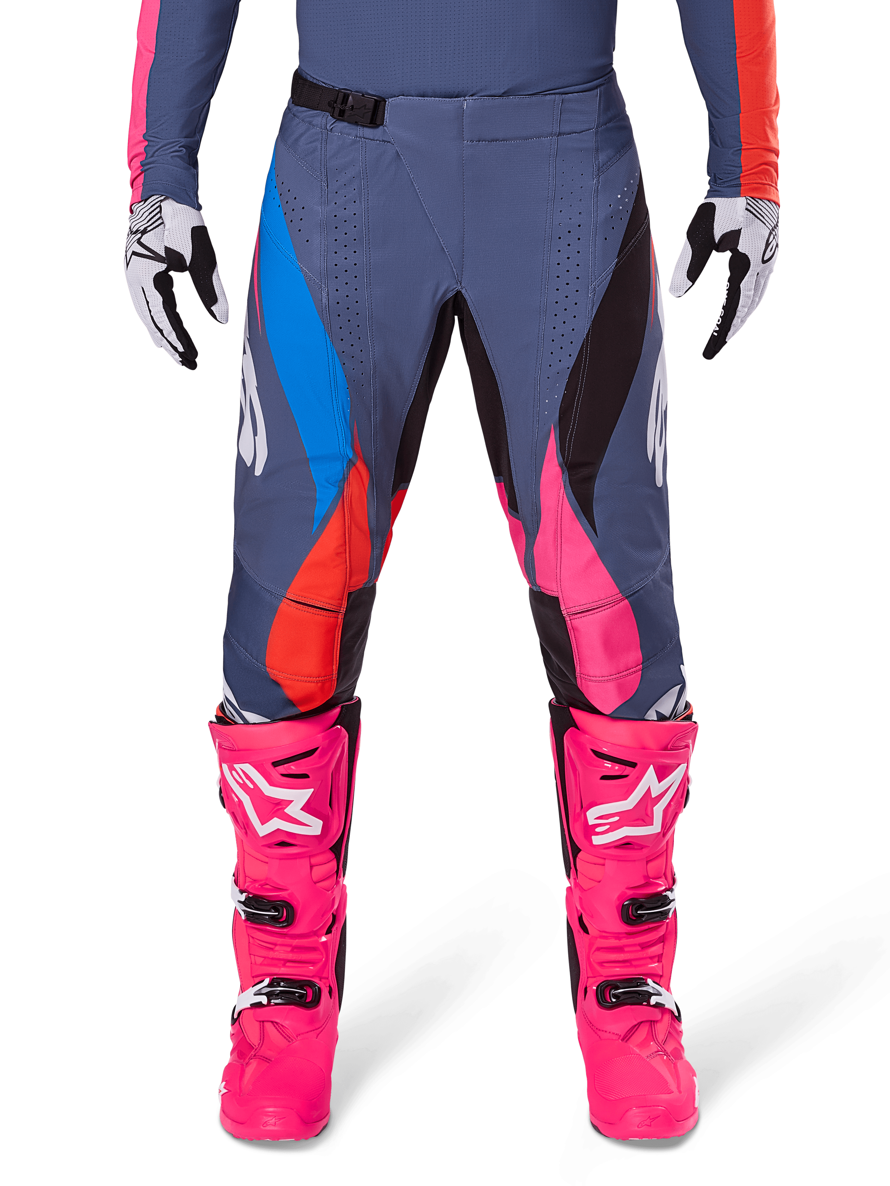 Alpinestars 2025 Techstar Dreem Hose, Motocross-Hose, Grau Mehrfarbig mit pinken, blauen und orangefarbenen Akzenten, getragen mit leuchtend pinken Motocross-Stiefeln und passendem Trikot, athletische Race-Passform mit lasergeschnittenen Belüftungslöchern