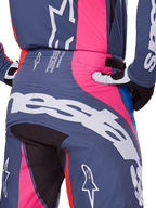 Alpinestars 2025 Techstar Dreem Hose, Motocross-Hose, Grau Mehrfarbig mit pinkfarbenen und roten Akzenten, Rückansicht von Gesäß und Taille mit großem weißem Branding, sportliche Rennpassform mit passenden Handschuhen