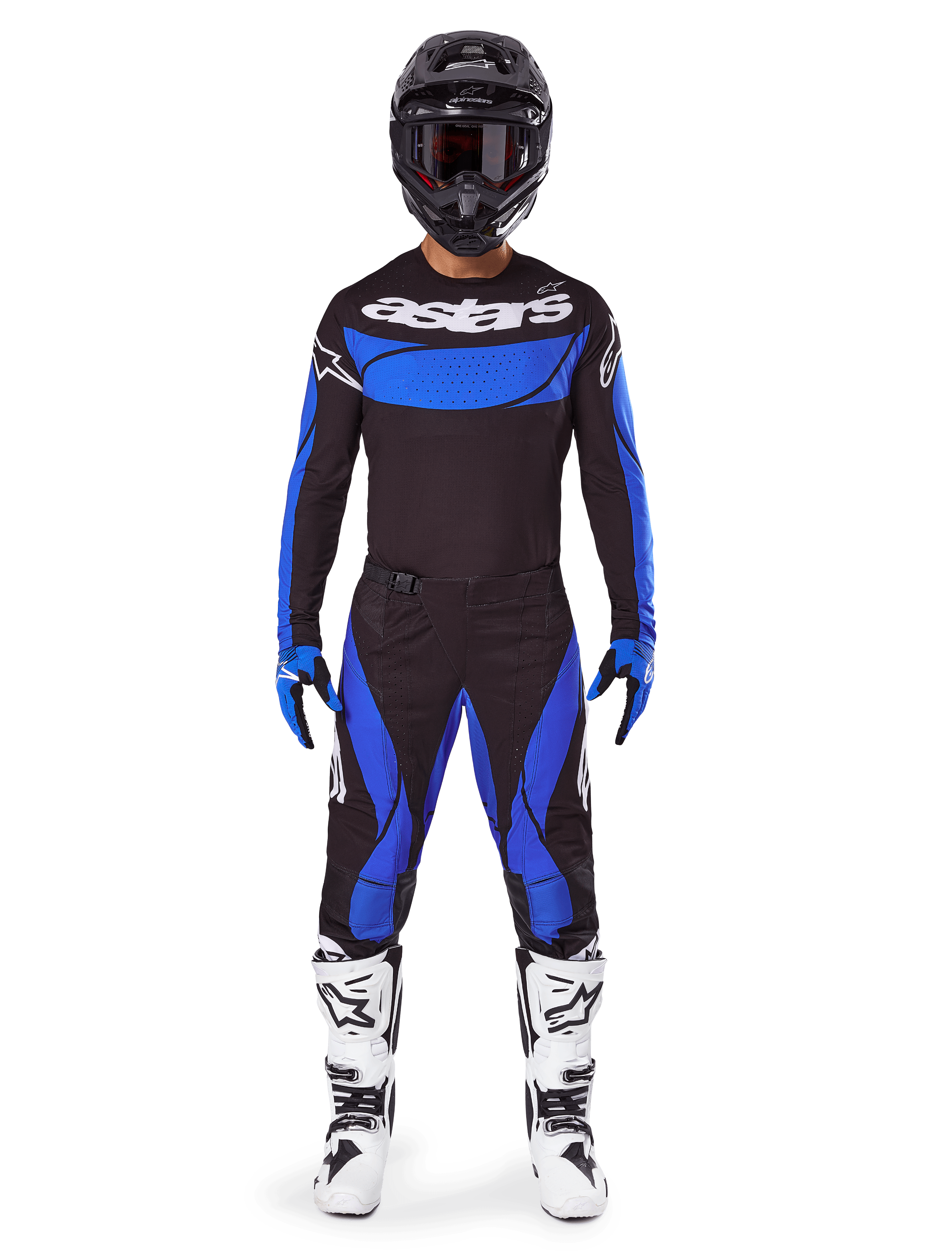 Motocross-Fahrer im Alpinestars 2025 Techstar Dreem Gear Set, schwarzes Jersey mit blauem Brustpanel und Ärmeln, passende schwarz-blaue Hose, schwarzer Helm mit Brille und weiße Stiefel, komplettes koordiniertes Motocross-Outfit für den Offroad-Rennsport.