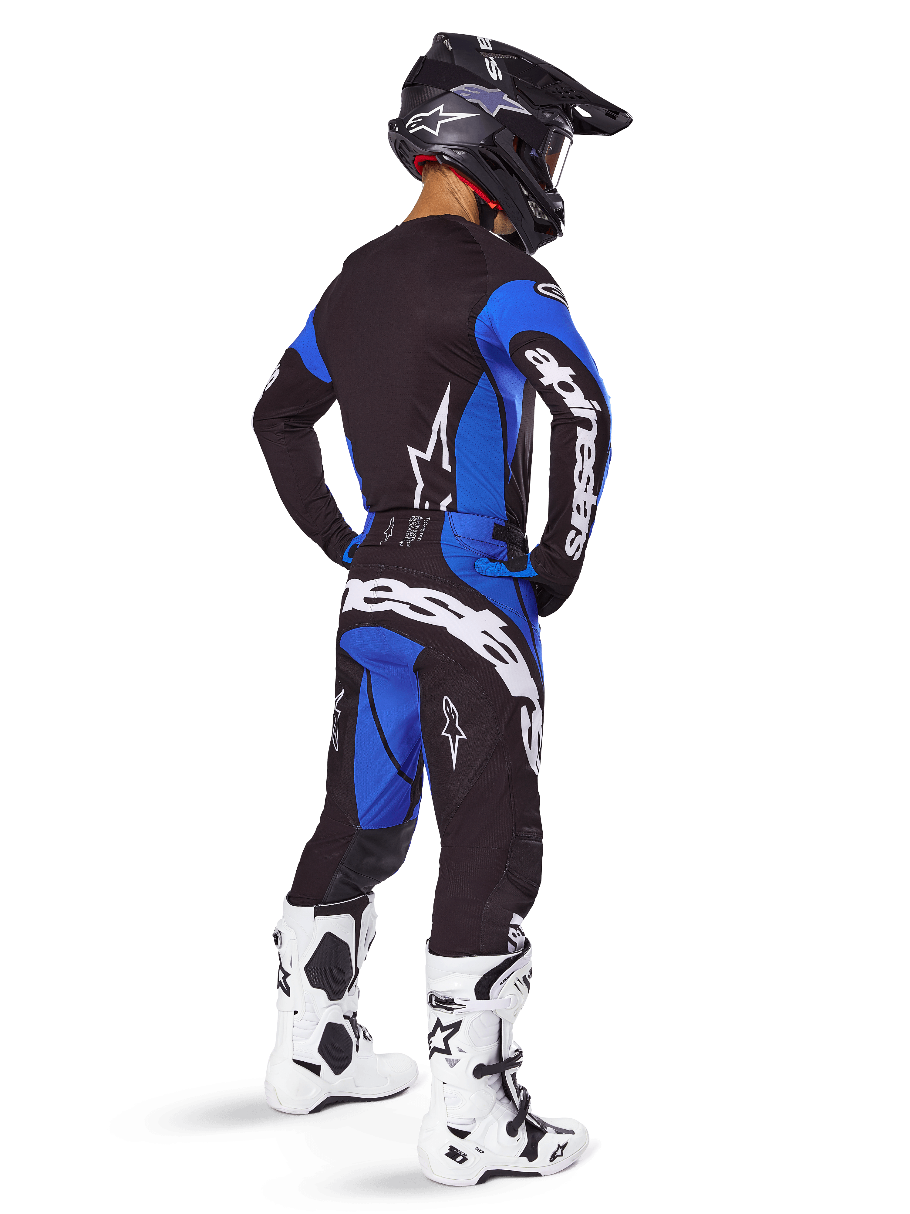 Alpinestars 2025 Techstar Dreem Hose, Motocross-Hose, Schwarz und Blau, getragen von einem Fahrer in kompletter Ausrüstung inklusive passendem Trikot, schwarzem Helm und weißen Stiefeln, mit markantem weißem Branding auf der Rückseite und einer leistungsorientierten Race-Passform.