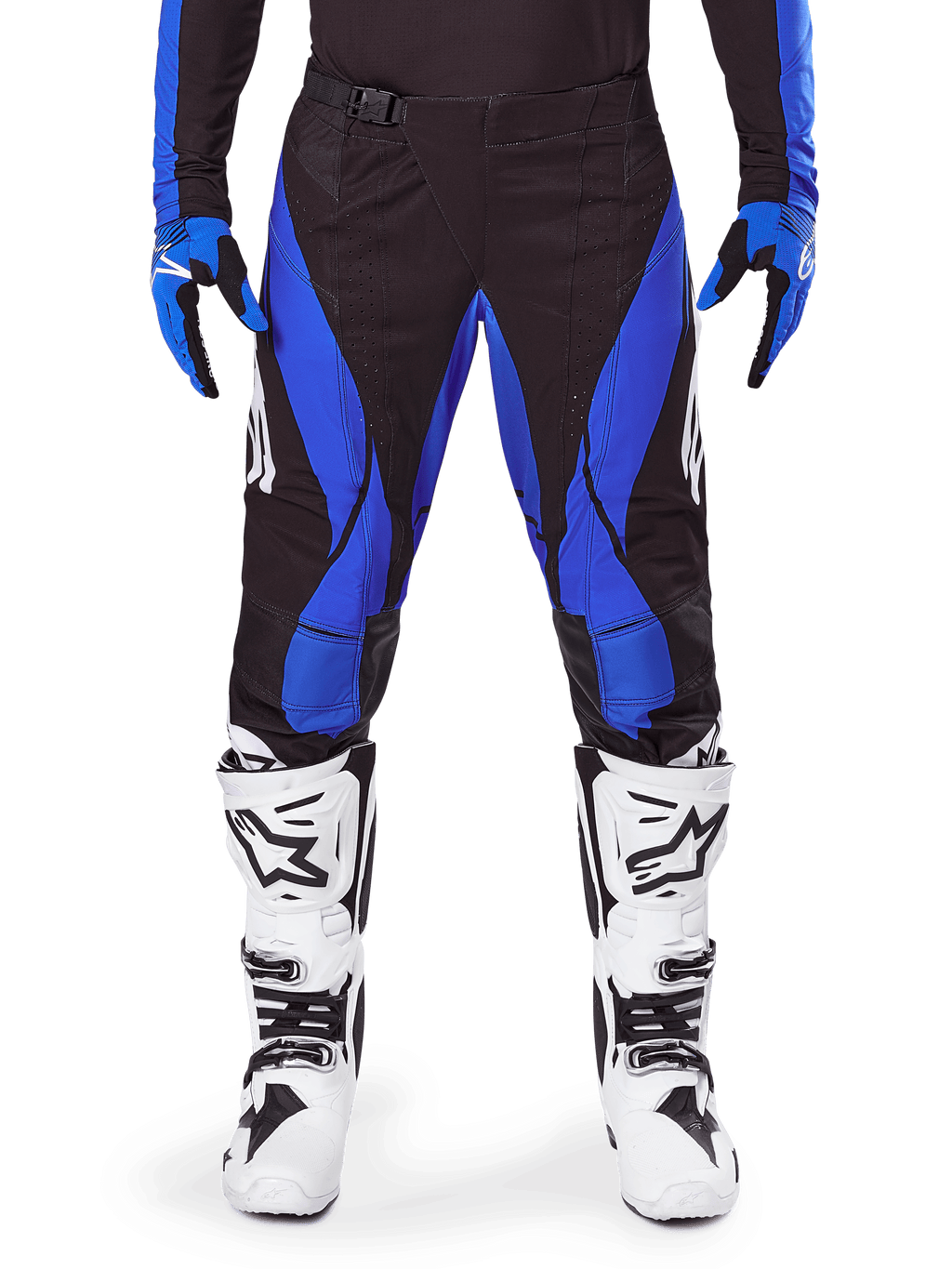 Alpinestars 2025 Techstar Dreem Hose, Motocross-Hose, Schwarz und Blau, getragen mit passendem Trikot, Handschuhen und weißen Stiefeln, mit blauen Seiteneinsätzen und athletischer Race-Passform, strapazierfähiges Material für den Offroad-Rennsport