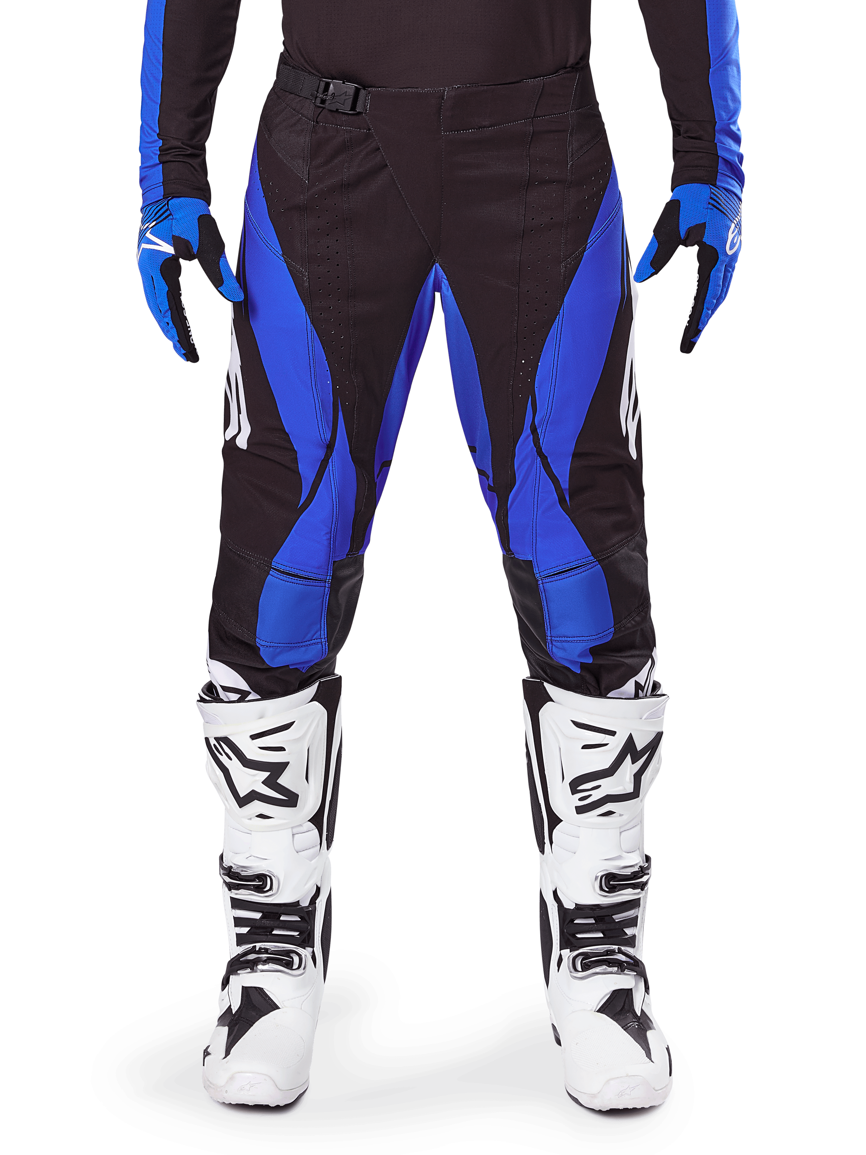 Alpinestars 2025 Techstar Dreem Hose, Motocross-Hose, Schwarz und Blau, getragen mit passendem Trikot, Handschuhen und weißen Stiefeln, mit blauen Seiteneinsätzen und athletischer Race-Passform, strapazierfähiges Material für den Offroad-Rennsport